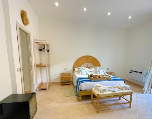 Ένα ή περισσότερα κρεβάτια σε δωμάτιο στο LIGEA APARTMENT - Bright Mediterranean Home with Bali-Inspired Touches - Central Anzio near Sea, Train and Bus Station