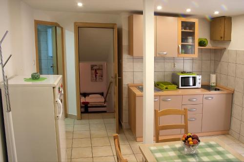 eine Küche mit einem Tisch und einer Obstschale in der Unterkunft Apartment Nera in Split