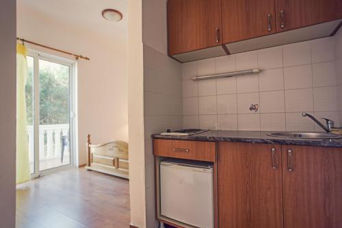 Apartments Atlantisにあるキッチンまたは簡易キッチン