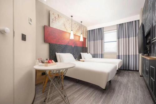 Letto o letti in una camera di Ibis Chengdu Kehua Hotel