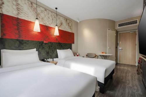 Letto o letti in una camera di Ibis Chengdu Kehua Hotel