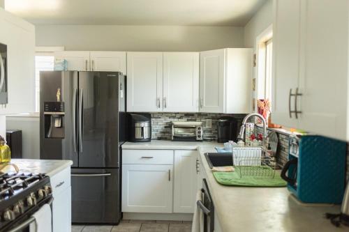 Kuchyň nebo kuchyňský kout v ubytování Pet Friendly 6 Guest Stay w Yard