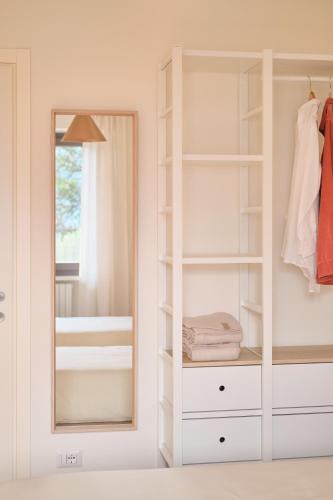 a dressing room with a mirror and a white closet at Casa Terracotta in Cremia