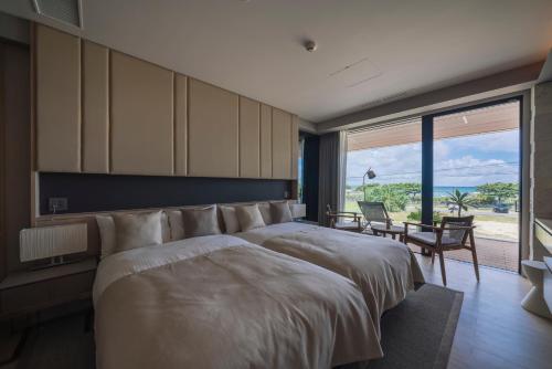 Una cama o camas en una habitación de CELEVI Nanjo セレビィ 南城