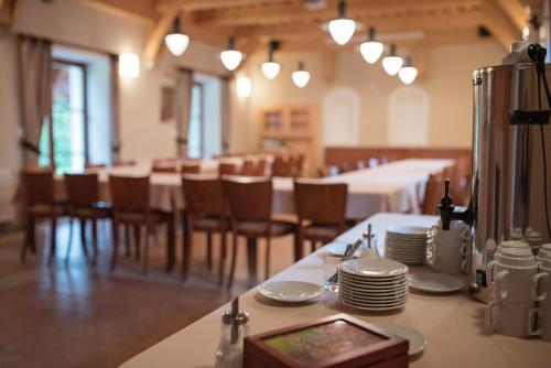 Penzion Nad Oborou في هراديك كرالوف: غرفة كبيرة مع طاولات وكراسي في مطعم