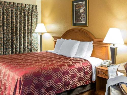 Econo Lodge Dalton Westにあるベッド