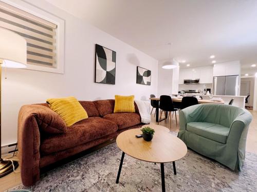 Χώρος καθιστικού στο Tiny Penthouse Big Balcony Central & Cozy