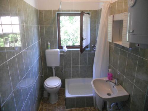 Bathroom sa Apartman Došen