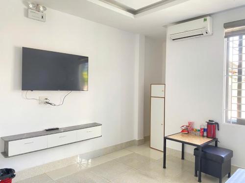 Televiisor ja/või meelelahutuskeskus majutusasutuses Nhà nghỉ Sunday A Lưới