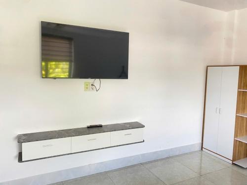 Televiisor ja/või meelelahutuskeskus majutusasutuses Nhà nghỉ Sunday A Lưới