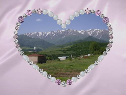 a heart made of pearl beads with a view of a mountain at Bed and Breakfast John and Lena in Tatʼev