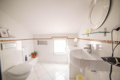 une salle de bains blanche avec toilettes et lavabo dans l'établissement Apartments Marijin Dvor, à Splitska