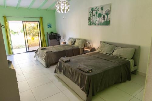 Кровать или кровати в номере LAS PALMAS 2 VILLA 20 personnes pool