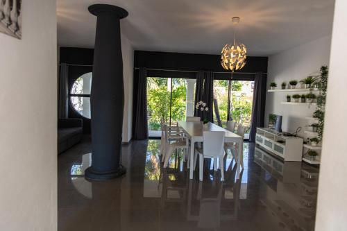 Гостиная зона в LAS PALMAS 2 VILLA 20 personnes pool