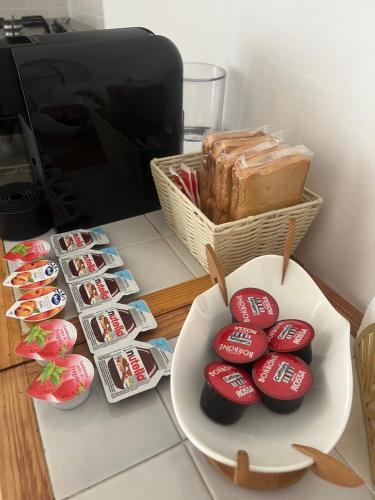 ein Tisch mit einem Teller Kekse und einem Korb Brot in der Unterkunft De Medici Home in Terlizzi