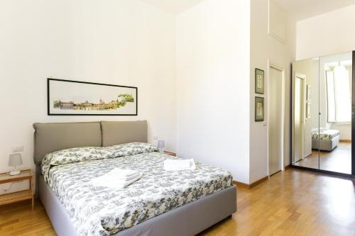 ローマにあるCS Cosy Termini Apartmentのベッドルーム1室(ベッド1台付)