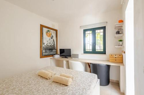 a bedroom with a desk and a bed in a room at Casa Relax - Bellavista Sauna & SPA by TrulloVista in Martina Franca