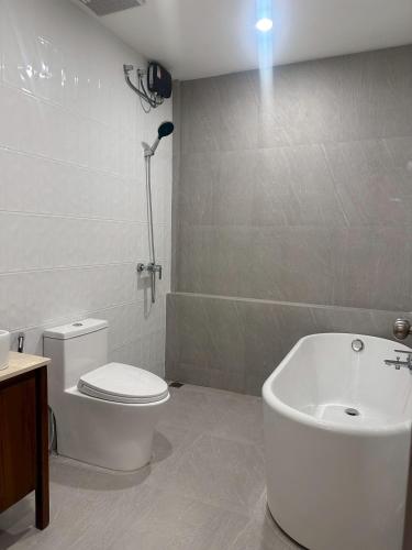 Bilik mandi di House No 2177 Near bangtao beach Phuket