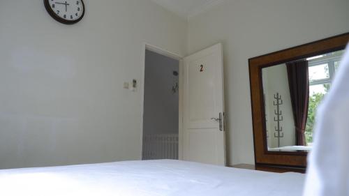 Katil atau katil-katil dalam bilik di Villa Dalia Puncak Nb4-01