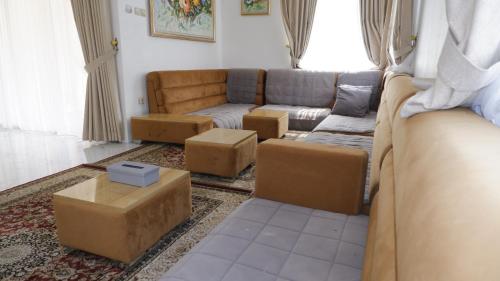 Ruang duduk di Villa Dalia Puncak Nb4-01
