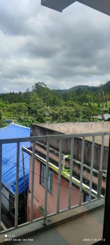 balcón de un edificio con techo azul en KMA Residency, en Idukki