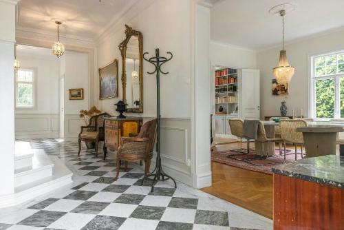 Una cocina y una sala de estar con mesa y sillas. en Manor House With Lake House Near Stockholm, en Ekolsund