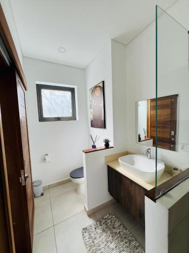 Ένα μπάνιο στο Appt super luxe 3 chambres Pointe aux Canonniers