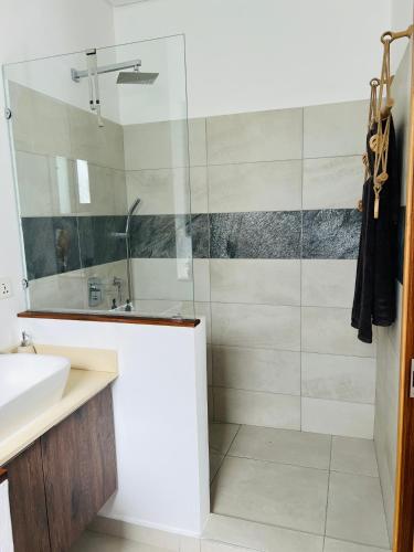 Ένα μπάνιο στο Appt super luxe 3 chambres Pointe aux Canonniers