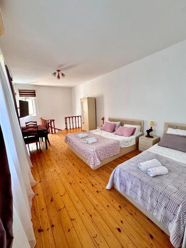 Postel nebo postele na pokoji v ubytování Vavion Suites Apartment Oldcity by Vavion Group