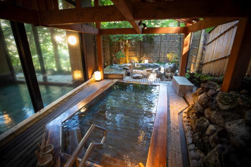 箱根町にあるホテル南風荘の屋内スイミングプール