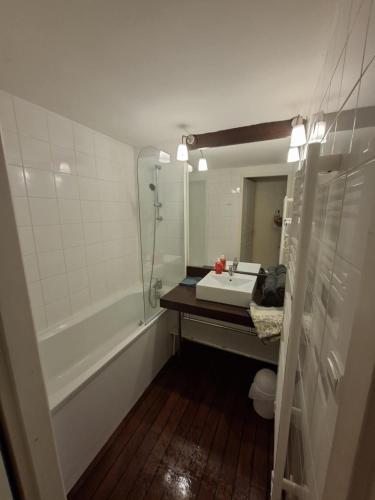 a bathroom with a sink and a toilet and a tub at Cottage Le Vau 3, RDC calme, lave linge, piscine in Chaveignes