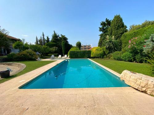 a swimming pool in the yard of a house at Magnifique propriété - Piscine - Mer in Antibes