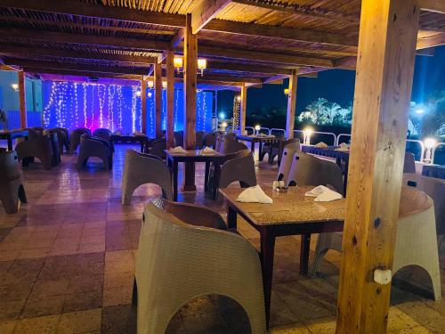 Un restaurant u otro lugar para comer en Sharm Reef Hotel