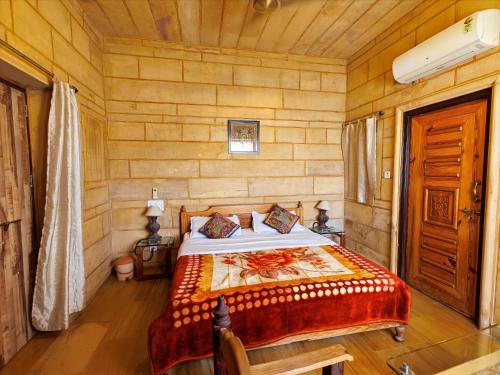 Un dormitorio con una cama en una habitación de madera. en Hotel The Silk Route, en Jaisalmer