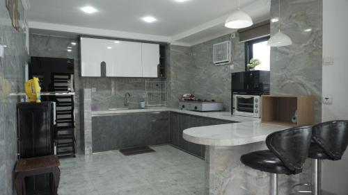 Η κουζίνα ή μικρή κουζίνα στο Villa Dalia Puncak NA5-02