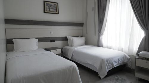 Postel nebo postele na pokoji v ubytování Villa Dalia Puncak Na6-18