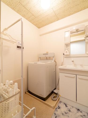 a bathroom with a washing machine and a sink at Newly opened Hotel 3 京セラドーム徒歩10分 道頓堀 関西空港 大阪城 海遊館直行 USJ1回乗換 出張 Family friendly Free parking 15 minutes by car to USJ in Osaka