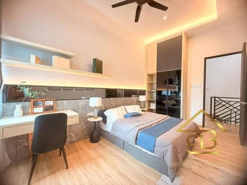 een slaapkamer met een bed en een bureau en een bureau bij GatherLuxe Ipoh, Landed 14Pax, KTV, Kids Room, Baby Cot in Chemor