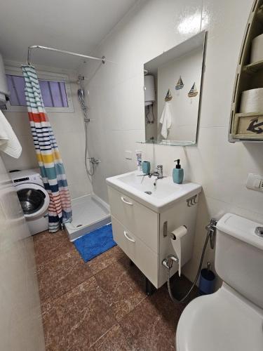 Un baño con lavabo, inodoro y ducha. en Estudio Stephane Chapparal Costa del silencio, en Las Galletas