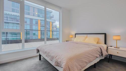 Postel nebo postele na pokoji v ubytování Modern High-Rise Condo with Stunning Garden Views