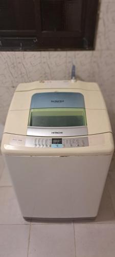 a computer sitting on top of a counter at النخيل للشقق المفروشة in Al Madinah