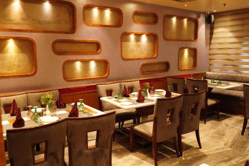 Ein Restaurant oder anderes Speiselokal in der Unterkunft Regenta Central the Crystal Kanpur, 
