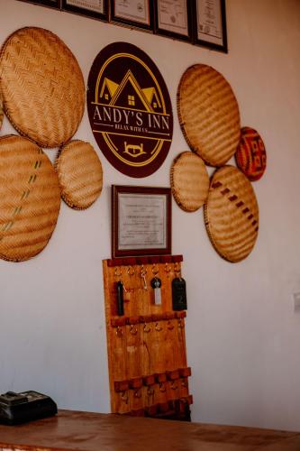 Certificado, premio, señal o documento que está expuesto en Andy's Inn
