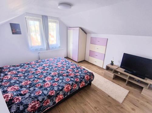 Een bed of bedden in een kamer bij Casa Bianchi Vatra Dornei
