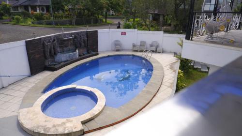 an overhead view of a swimming pool in a backyard at Villa Dalia Puncak P2-12 in Tjiandjur