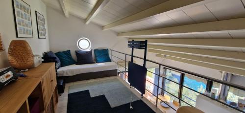 Postel nebo postele na pokoji v ubytování Maison Pera Melana, entre mer et montagne