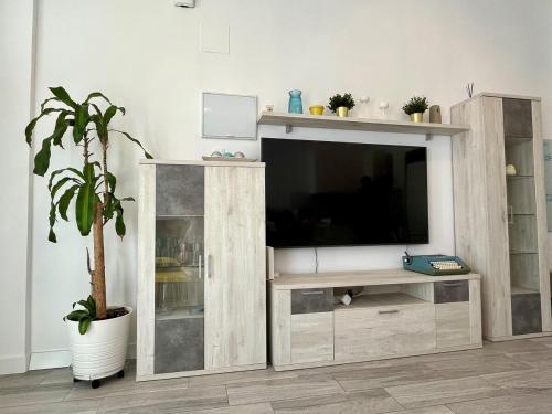 Apartamento nuevo, 2 dormitorios, patio y garaje