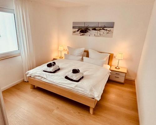 a bedroom with a bed with two towels on it at Atemberaubender Ausblick mit Premium-Wanderwegen vor der Haustür in Albstadt