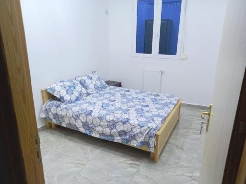 a small bedroom with a bed with a pillow at Appartement familial et calme proche des plages & Alger in Mahelma