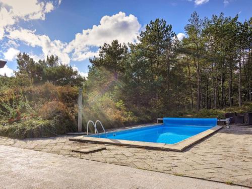 una piscina in mezzo a un cortile di 6 person holiday home in Nexø a Neksø